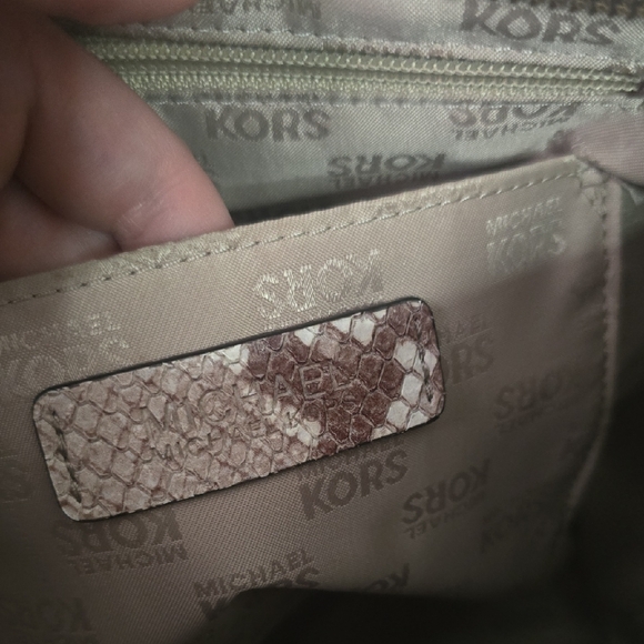 Michael Kors Pink Faux Snake Skin Leather Tote Bag W/ Gold Studs (NWOT)โจ๏ธ๐โจ๏ธ - Picture 9 of 10